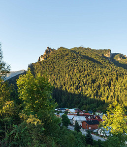 斯洛伐克Terchova村上空的Juraj图片