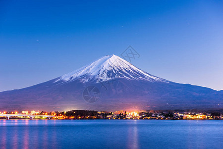夜晚的日本山梨县河口湖上的富士山图片