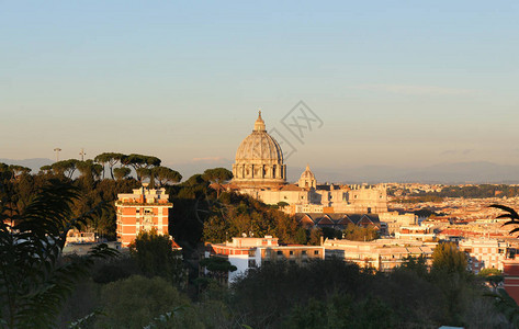 罗马之景和日落时梵蒂冈穹顶图片