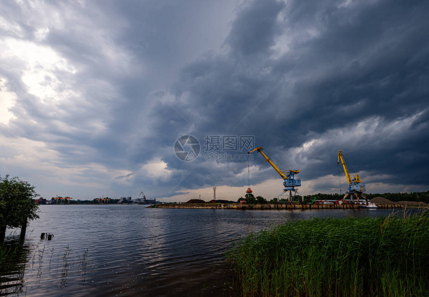 2019年6月13日在拉脱维亚杜格瓦河的里加货运港口图片