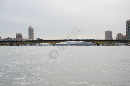 开罗尼河上的一座桥从浮船上看图片