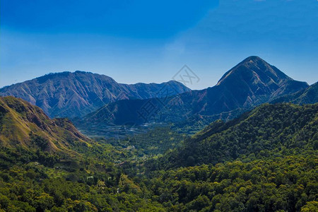 Sembalun位于印度尼西亚隆博克岛东北部的Rinjani山陡坡图片