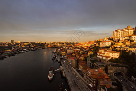 在葡萄牙波尔图的Douro河日落时图片