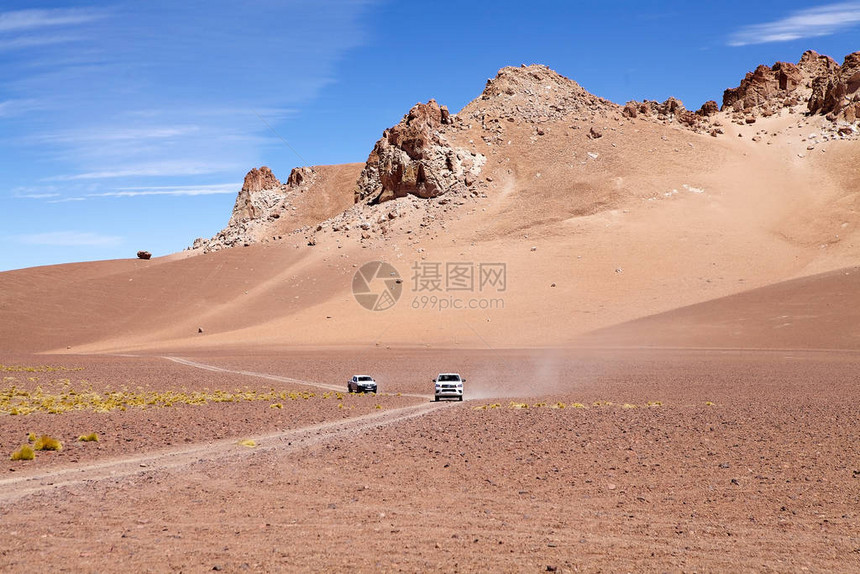 阿根廷普纳阿塔卡马小路上的汽车PunadeAtacama是智利北部和阿根廷安第斯山脉的干旱高原在阿根廷图片