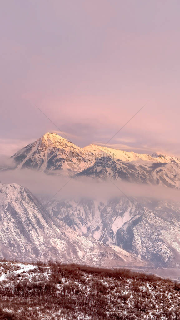 垂直架子是斯诺伊瓦萨奇山和顶图片