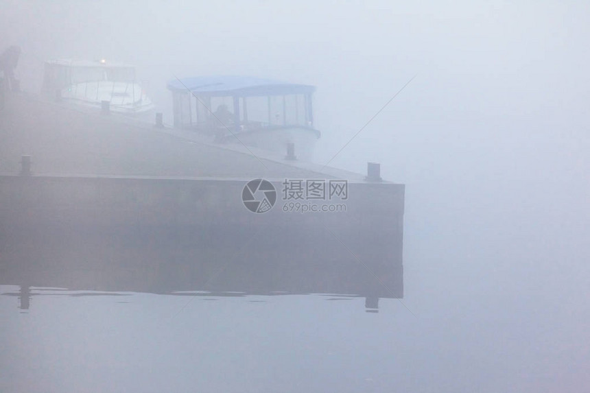 大雾中河上码头的船图片