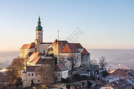 米库洛夫市的中世纪城堡清晨在蓝天下捷克图片