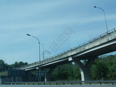 在马来西亚吉隆坡的高速公路上架桥图片