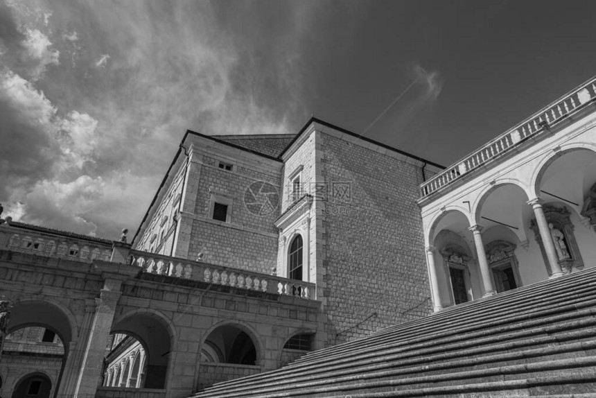 蒙特卡西诺修道院是一座位于拉齐奥蒙特卡西诺山顶的图片