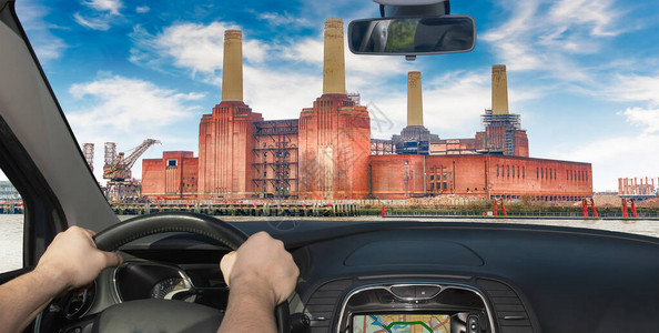 驾驶一辆车驶往英国伦敦标志里程碑式地标BattersePowerSp图片