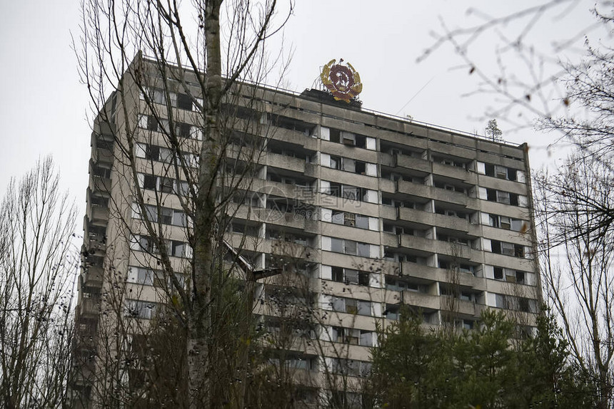 在切尔诺贝利核电厂附近废弃的普里皮亚特建造苏联军械外套图片