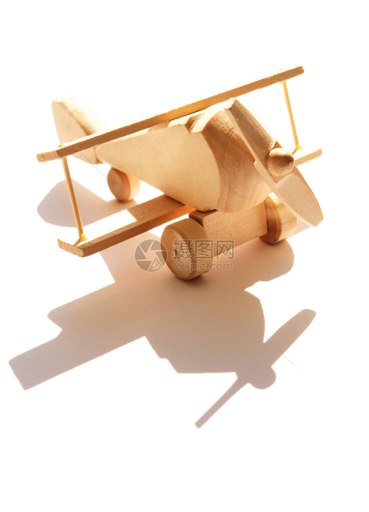 旅行概念小型木制飞机对着图片