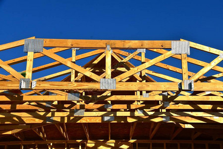预制的桁架和椽子安装在新建的车库上图片