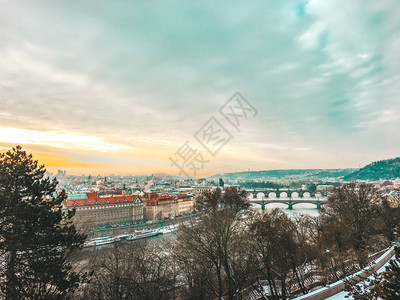 布拉格都市风景日出的图片