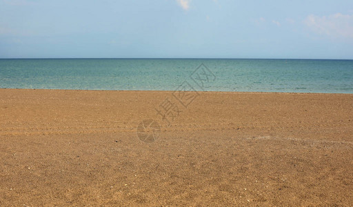 夏日天空水和沙子图片