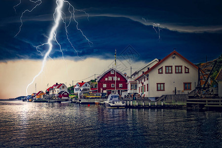 在瑞典沿海社会暴风雨中闪耀图片