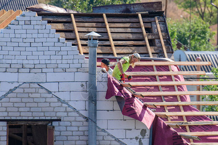 修理私人住宅的屋顶承包商的屋顶工作安装沥青房子的屋顶屋顶承包商屋图片