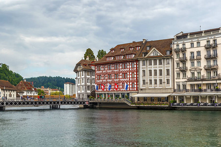 瑞士卢塞恩鲁斯河堤岸上历史建筑图象图片