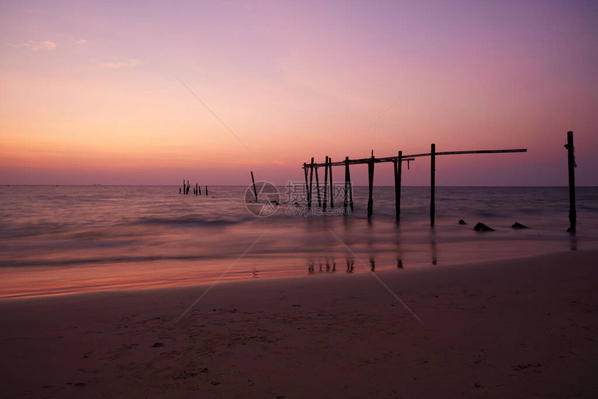在泰国PhangNga省Pilai海滩日落时图片