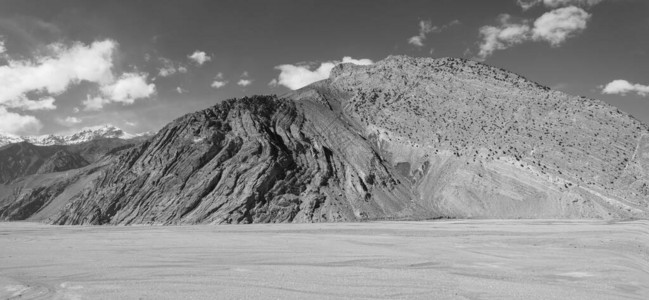 位于尼泊尔北部野马地区的沙漠中一个美丽的折叠岩石山峰的形成过程图片