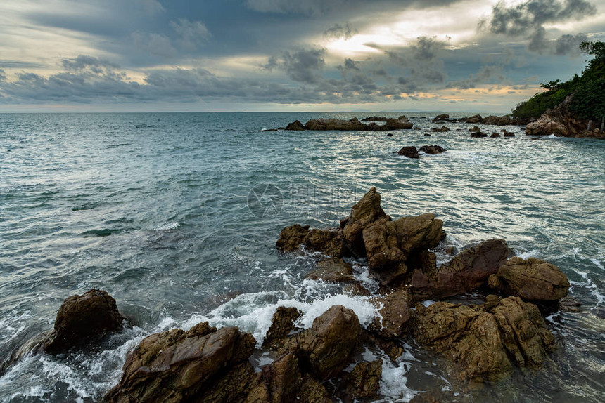 泰国尚塔胡里省沿海日落基海岸线和图片
