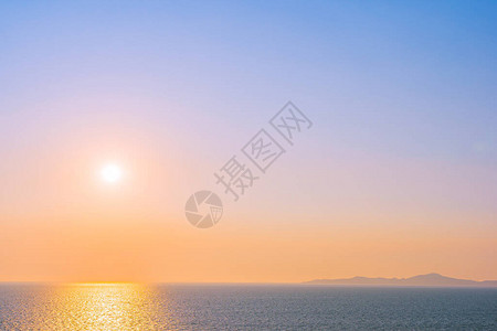 美丽的日落或海湾周围日出的日落图片