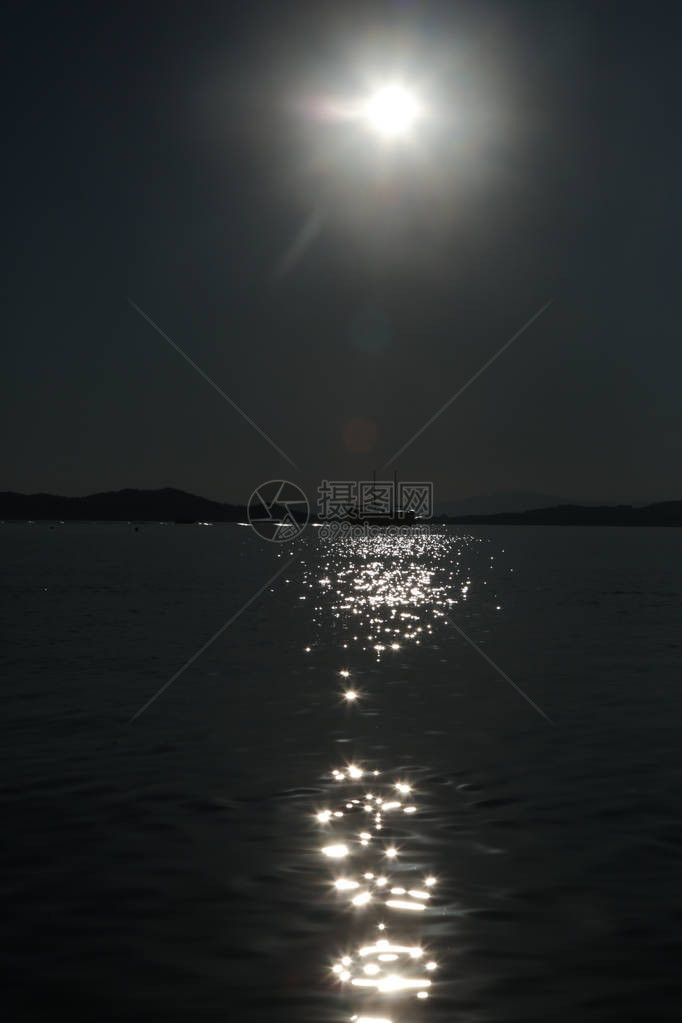 月光笼罩在黑暗的海水上图片