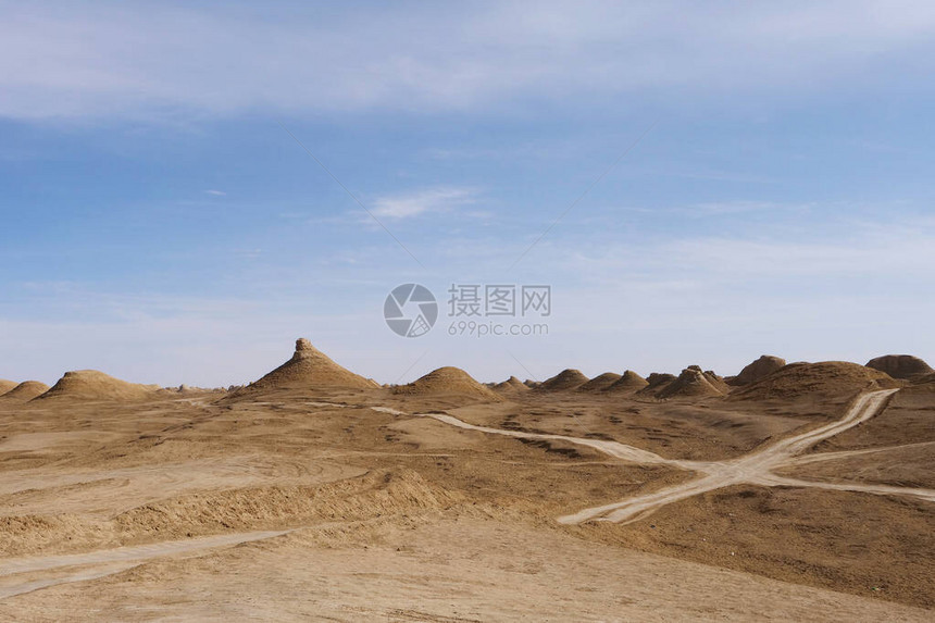 在东江甘肃的Yardang地貌和阳光明媚的图片