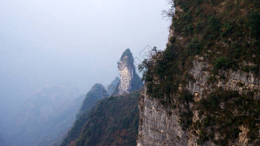 自然公园的山脉和云彩的壮丽景色图片