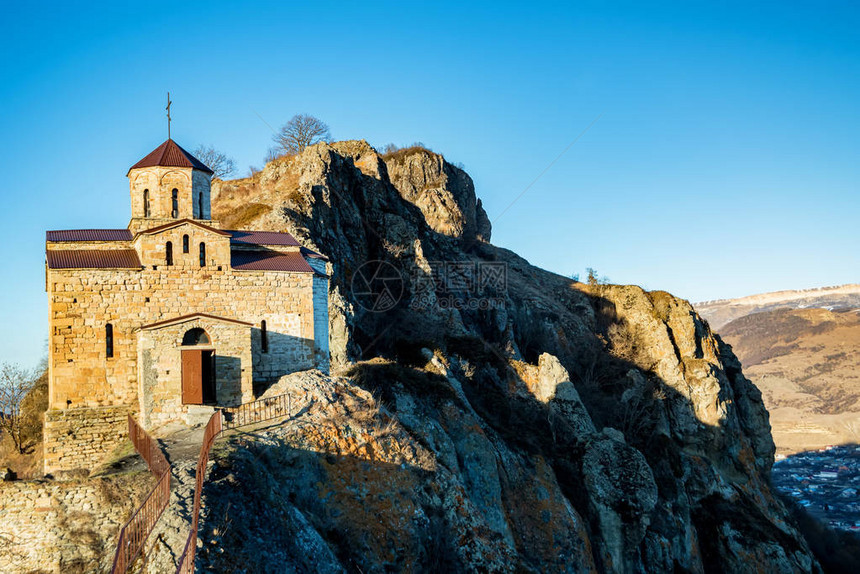 俄罗斯最古老的教堂景观叫做舒阿纳在卡拉恰伊切尔克西图片