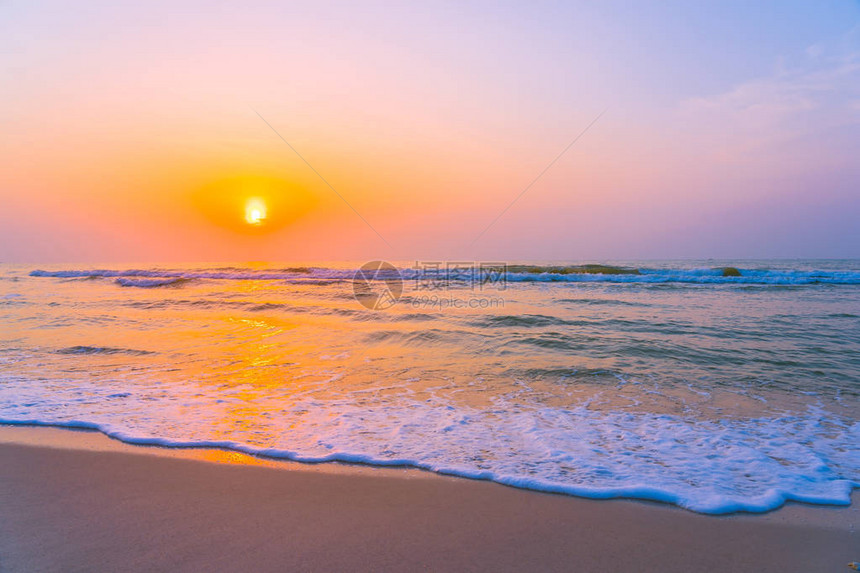 日出或日落时的海和沙滩图片