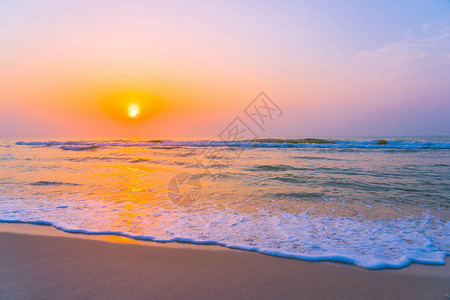 日出或日落时的海和沙滩图片