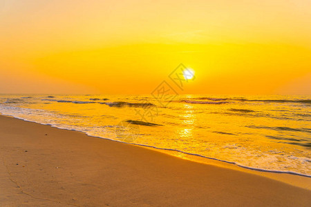 日落时的海和沙滩图片