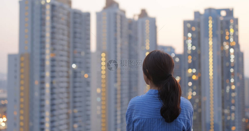 自信的女人看着城市图片