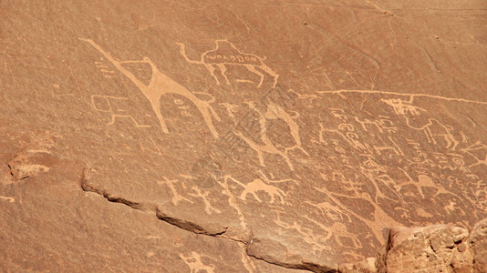 红沙漠中岩石上古老的花纹图片