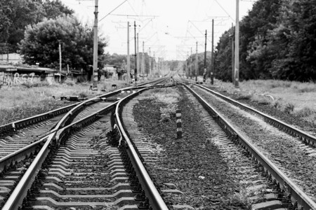 黑色和白色铁路照片以图片