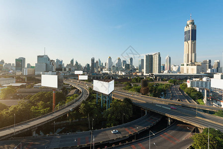 全景曼谷城市建设现代商业区与高速公路早上在泰图片