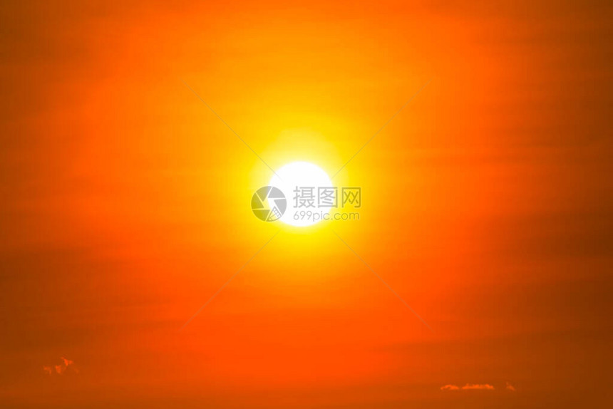 炎热的太阳与红色的天空夏季时间图片