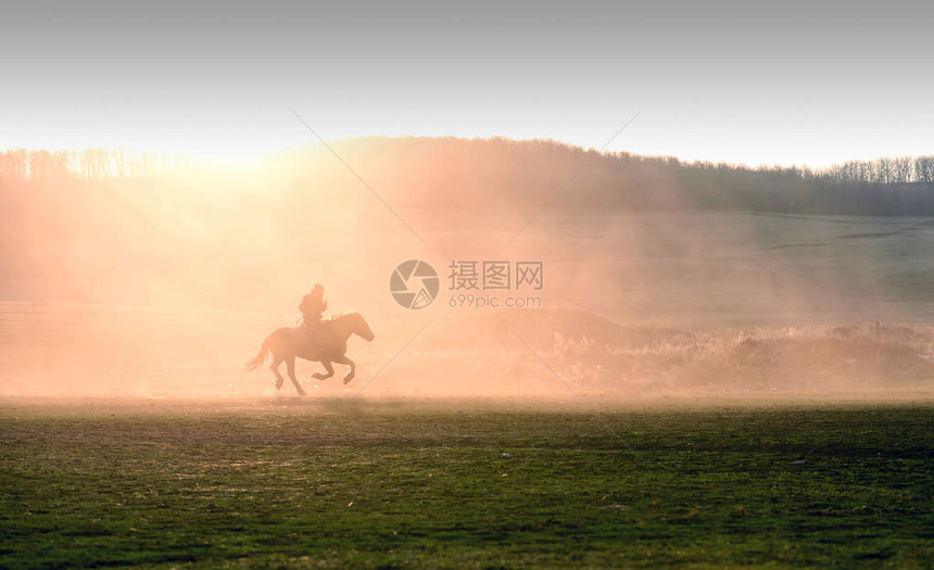 独自一人骑马在日落时骑着马图片
