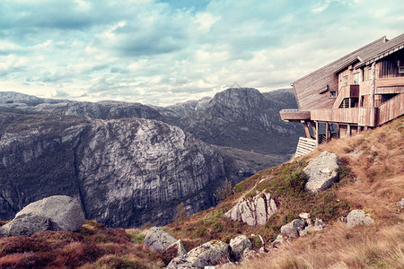 挪威山悬崖上高风格的图片