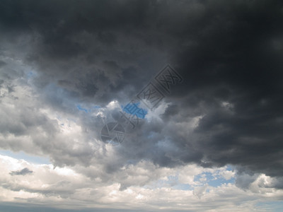 夏日傍晚的暴风雨云图片