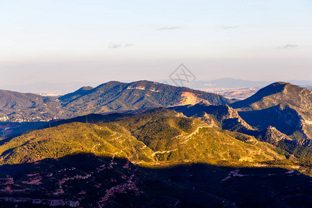 山边的傍晚太阳照亮山峰低地就在阴图片