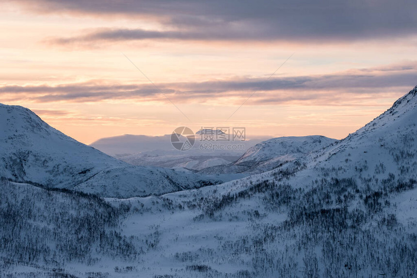 风景雪山与五颜六色的天空在日出的高峰图片
