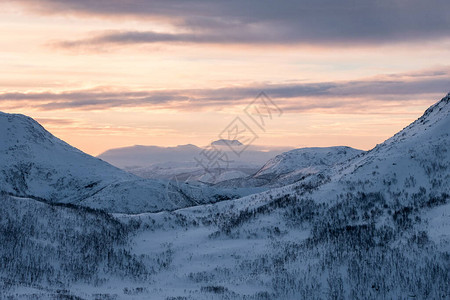 风景雪山与五颜六色的天空在日出的高峰图片