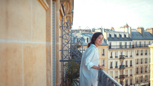 在巴黎阳台的年轻美女图片