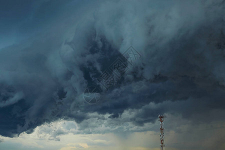 信号塔在暴风天的背景上图片