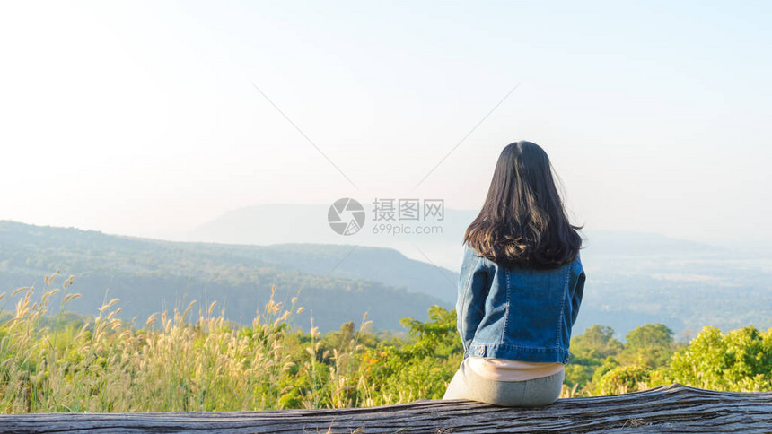 年轻旅行女青年坐在木板上图片