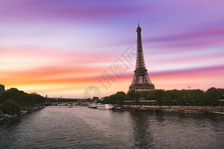 日落在法国巴黎的埃菲尔铁图片