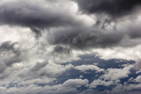 下雨前的黑云图片