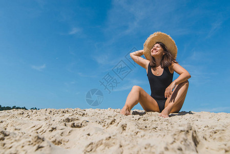 海边晒太阳的女人图片